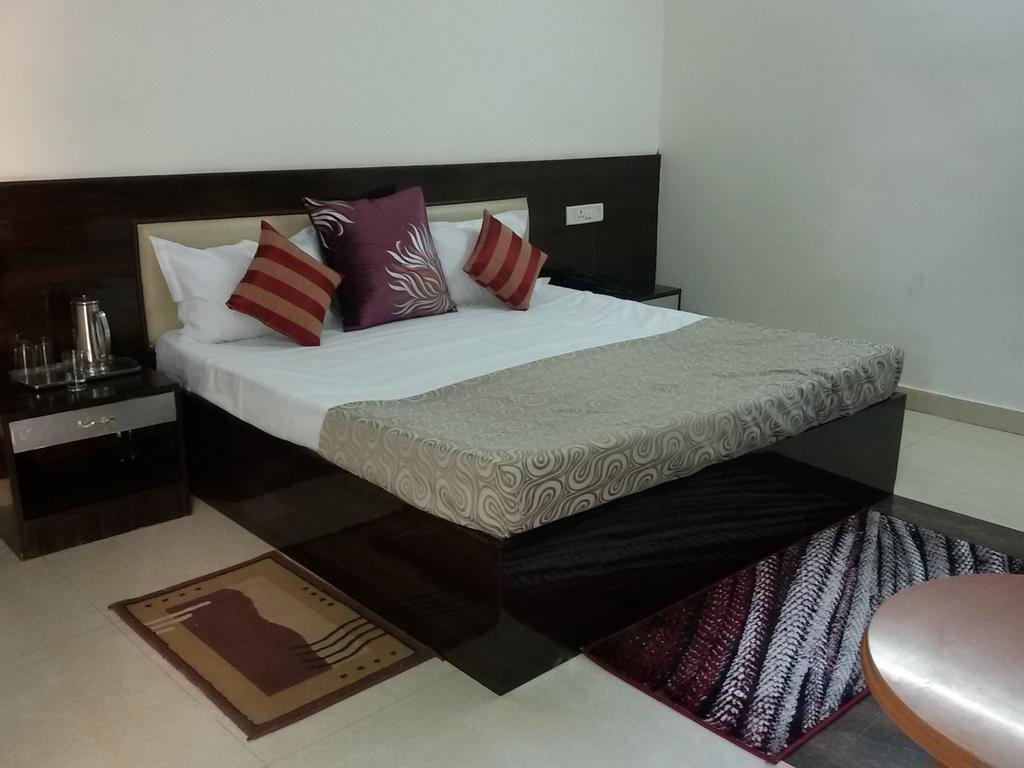 Hotel Kanishka Kanpur Rum bild